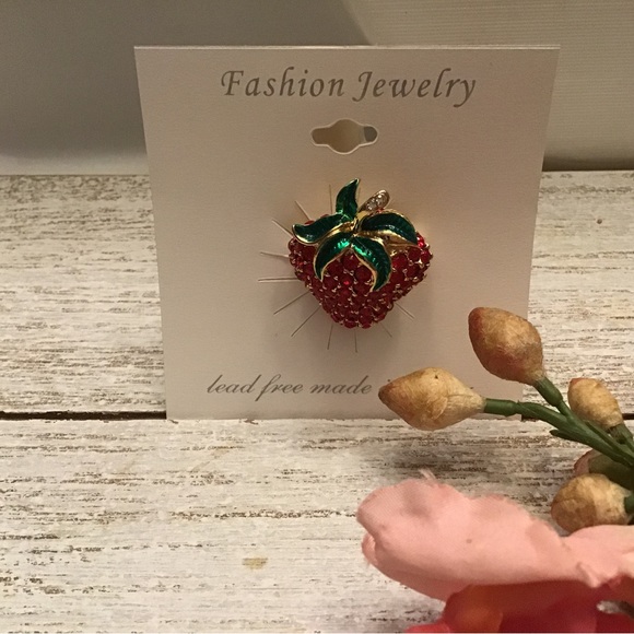 Strawberry Brooch - Picture 5 of 6